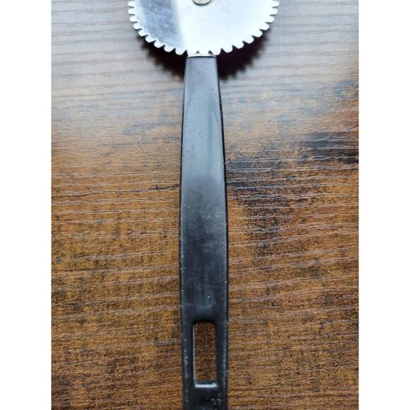 Vintage Pastry Wheel/Dough Stamp, Cutter, Crimper, Pasta, Ravioli, Pie Maker - Picture 3 of 7